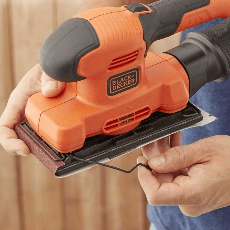 LIJADORA ORBITAL 1/3 DE HOJA 138W BLACK AND DECKER 