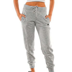 PANTALON NEW BALANCE AG-BK ESSENTIALS FT SWEATP DAMA