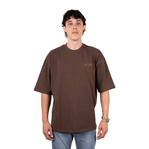REMERA BILLABONG ARCH EMB OG MARRON HOMBRE