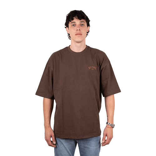 REMERA BILLABONG ARCH EMB OG MARRON HOMBRE
