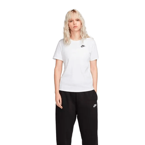 Remera Nike Sportswear Club Essentials Bla. Mujer