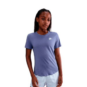 Remera Nike Sportswear Club Essentials Vio. Mujer
