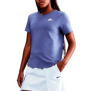 Remera Nike Sportswear Club Essentials Vio. Mujer